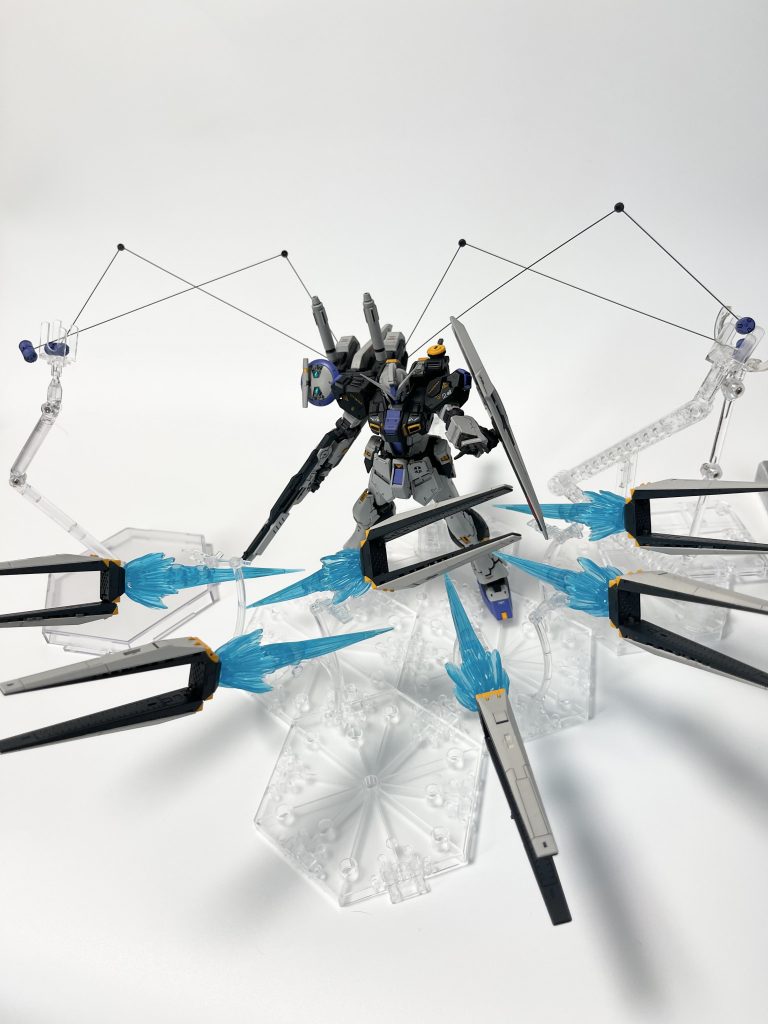 4基のインコム、6基のファンネル。計10基のデバイスを展開する本機のオールレンジ・フルバースト。MS本体の豊富な兵装群と合わせてMS単機としては破格の手数で弾幕を形成します。真鍮線とプラ材で作ったインコム展開状態、うまくいくか自分でもだいぶ疑問でしたがちゃんとインコムに見えて満足です