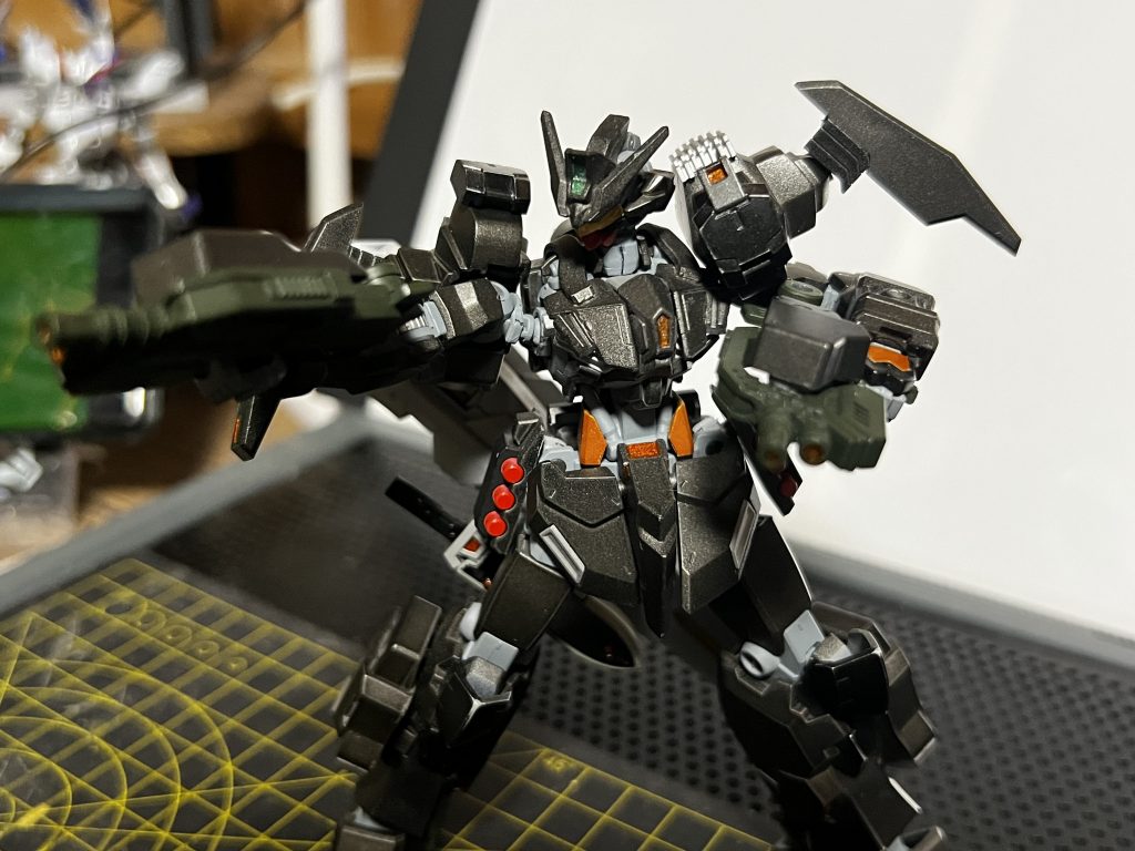 武装はバックラー付きのアサルトライフルを二丁装備していますこの武装はアトラスガンダムから拝借してジャンクパーツを追加