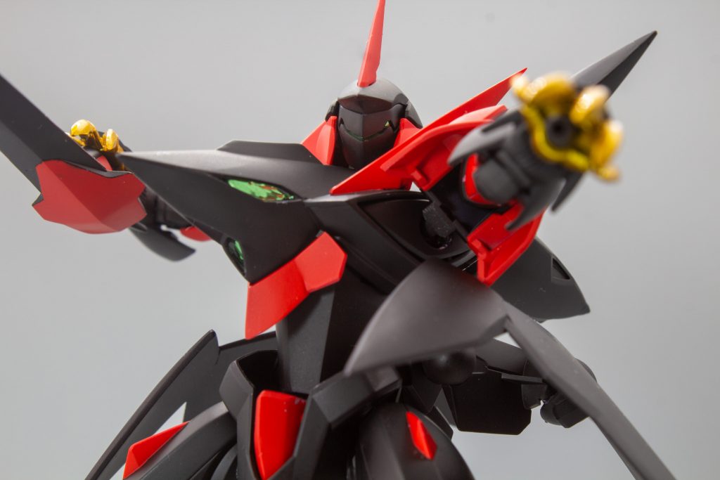 カメラアイや胸のビームキャノンにはラピーテープを貼っているんですが、角度的にかなり覗き込まないと見えないのが非常に残念です…