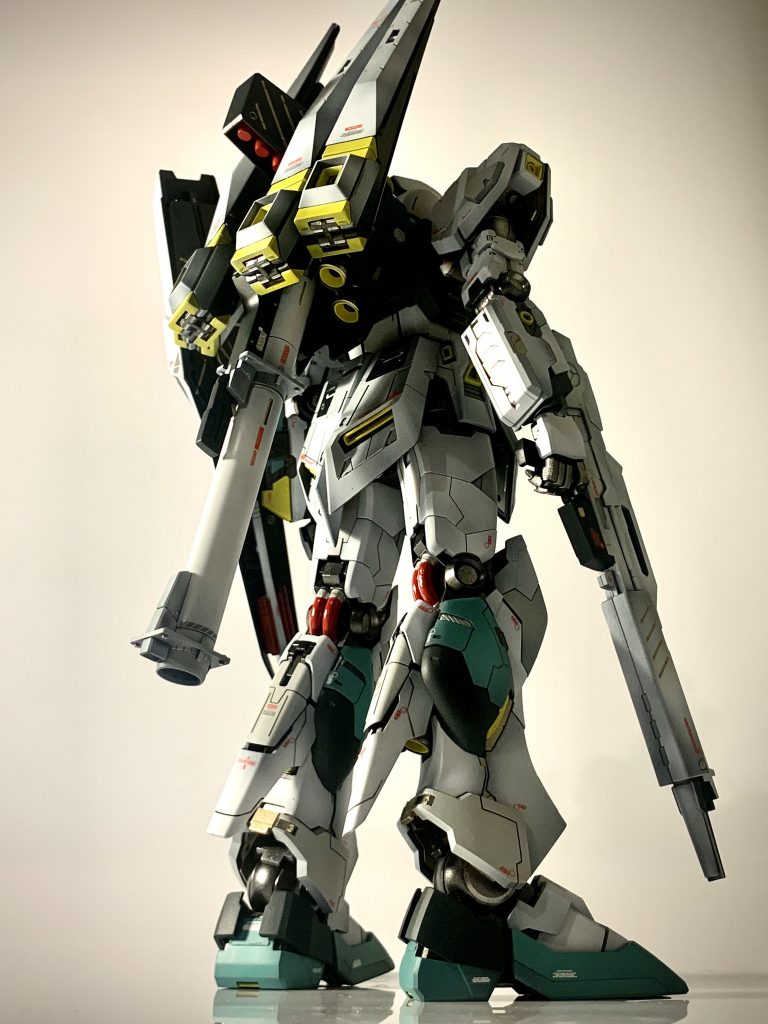 背面斜め下から。ダブルフィンファンネルとスラスターの密度が最高です。あと膝裏の動力パイプ?は色をかなり迷いましたがレッドにして良かったです。いいワンポイントになりました。