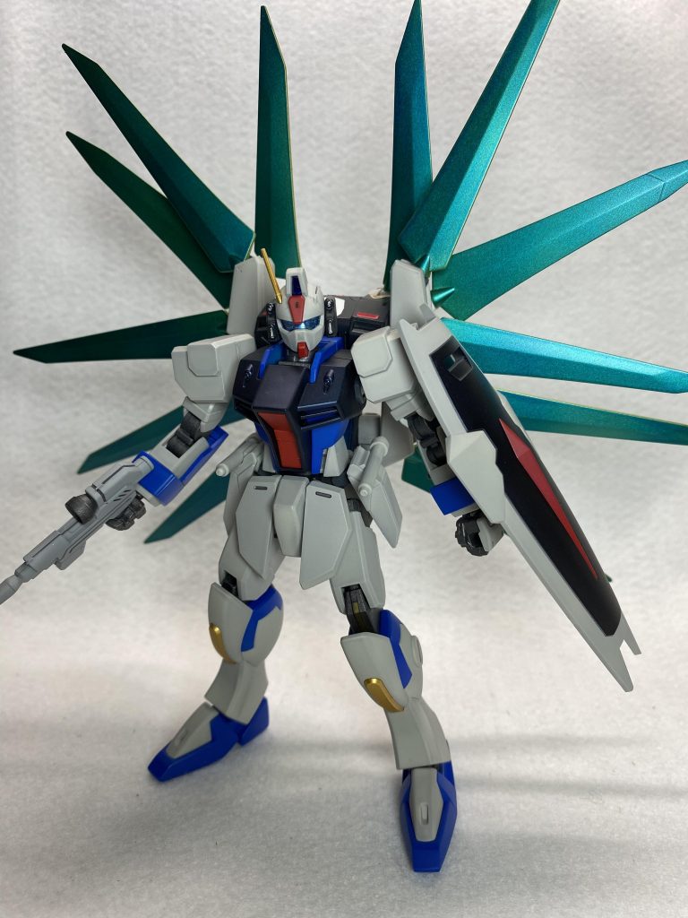 実はこのドラグーンシステムは、ビーム兵器ではなく羽根を飛ばして相手を切り刻む仕様となっている。