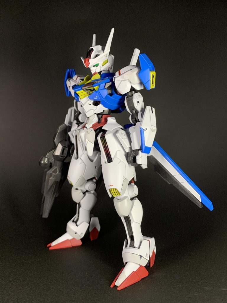 ビットオンの全身本体色はオリジナルにライトグレーを足して情報量をあげています。また、ケーブル部分は好みで赤で塗っています。