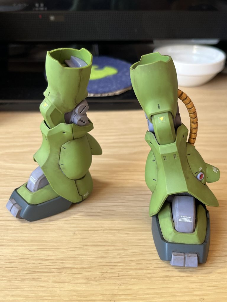 LDのパッケージイラストのイメージに近づけるように、クレオスのウェザリングカラーグランドブラウンで全身に汚しを入れていきました。