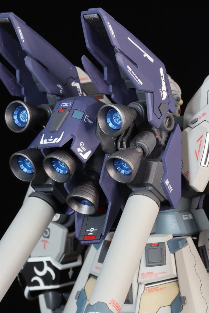 バーニアのインナーは悩みましたが高機動っぽい(?)メタリックブルー裏打ちパーツにもスジボリと色分けを追加✒️