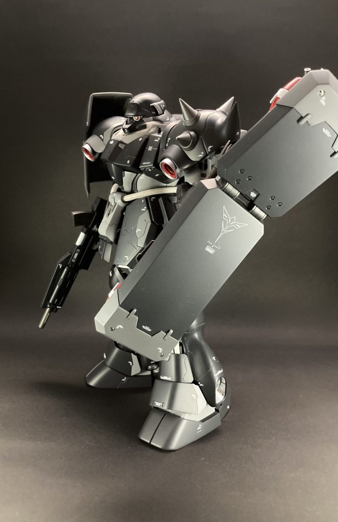 HIQパーツさんの水転写デカール・メタルパーツ・メッシュワイヤーを使用しディテールアップしました。シールドのメインデカールのみGHL付属の物を使用。塗料はガイアノーツさんのNグレーⅠ〜Ⅴを主とし、差し色でレッド・シルバーを配色しました。