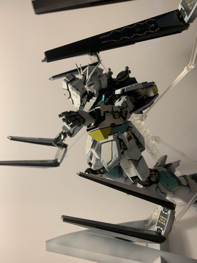 フィンファンネル展開。量産型にするにあたってダブルフィンファンネル仕様にする事は最初から決定していましたが、フィンファンネルの数をどうするのかはかなり迷いました。しかしシルエットがMETAL ROBOT魂に近くカッコイイ四つで最終的に仕上げました。一つ一つの性能は以前のものより上がり小型のジェネレーター以外に小型Iフィールドジェネレーターも搭載しているという妄想設定があります。名付けてニュー・フィンファンネル!