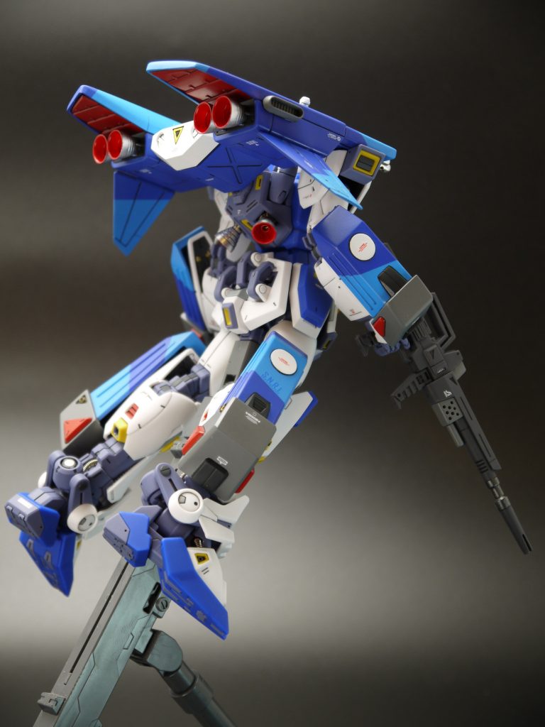 飛行状態背面視。旧キットのバーニアは2つがつながって成型されていますが、別パーツ化しています。