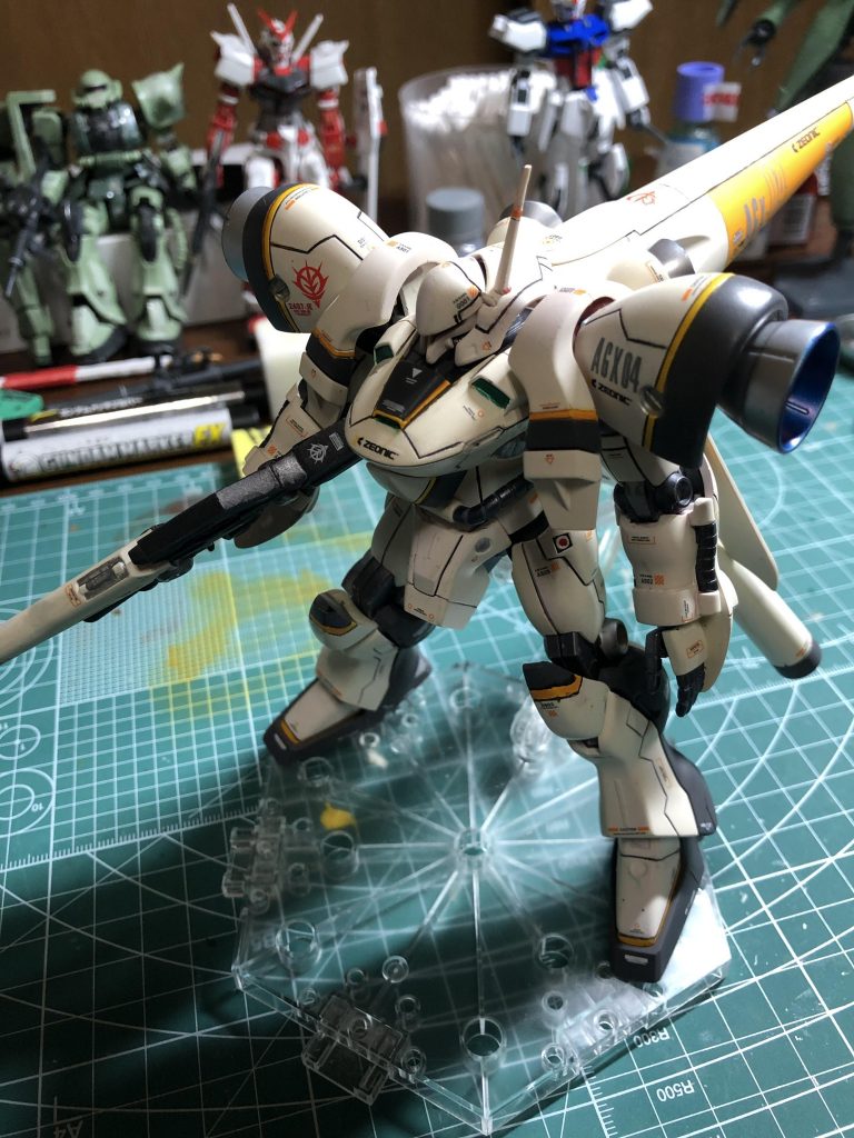 角度を付けてやや前傾姿勢の一枚膝パーツの内側の肉抜き穴を埋めましたがお察しなので見えないようにします。明日あたりTwitterで話題になった100均撮影ブースを用意し、撮り直して見ようかなと思います。ここまでご観覧頂き、ありがとうございます。