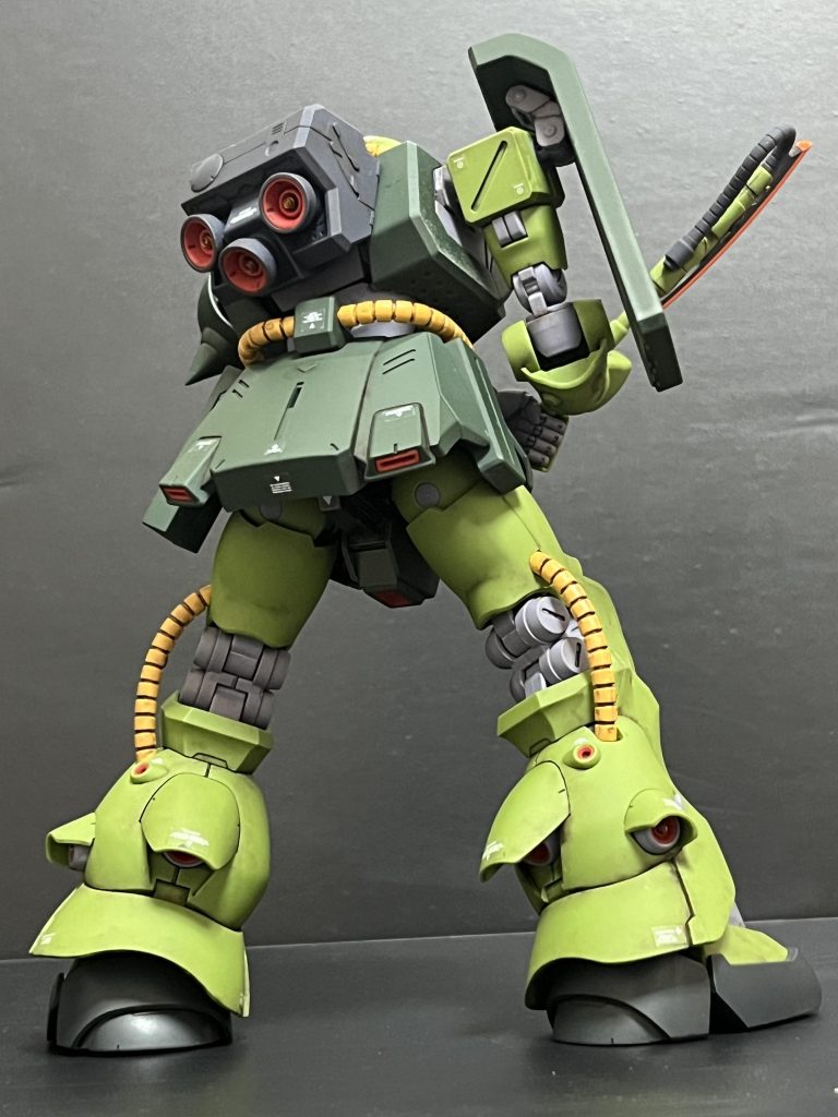 後ろ姿。ザクII改の背中には、なんとなく哀愁というか、儚さを感じます。