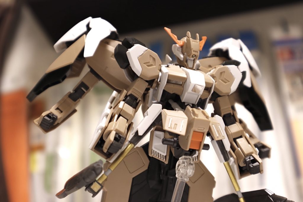 胸ダクトも目立ちませんがメッシュに交換。腰アーマー裏もディテール追加。第5形態のブースターを追加する為に腰のサイドアーマーから伸びるアームを金属パイプ等で作成。