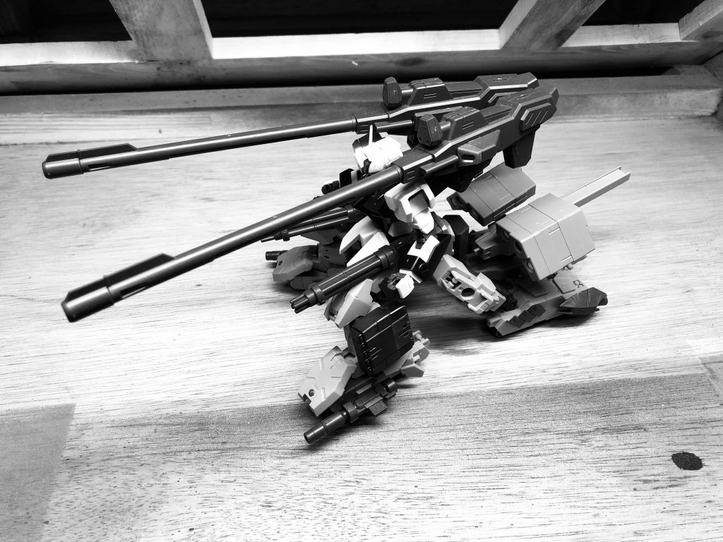 　設定解説にあった通りですが、基本的にはダガーLの上半身に30MMのパーツを使った下半身の4脚タンクで構成しています。MMO3(ダブルエムオースリー)社、反対から読むと30MM…ダジャレかよ。