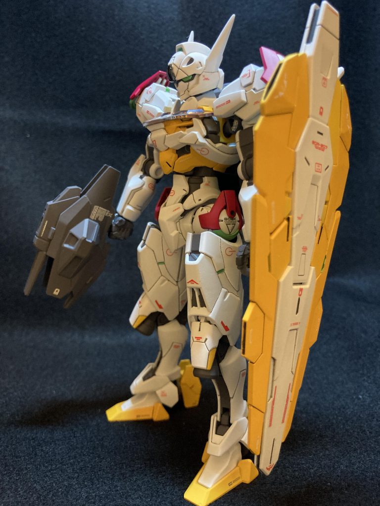 水星の魔女プロローグよりガンダムルブリスを製作しましたなんとか本放送に間に合ったぜ・・・エアリアルの0号機みたいな感じなのかと思いエヴァ零号機風のカラーリングで塗装してみましたあと腰部アーマーがなく今までのガンダムよりも人型に近く感じたってのもありますね