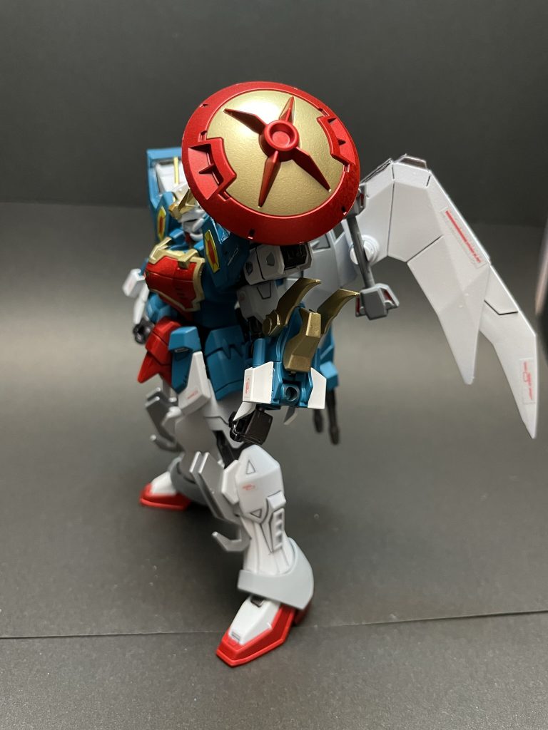 背面のウイング部分は旧キットのまま移植してもバランスが悪かったため、可動式のオリジナルに変更