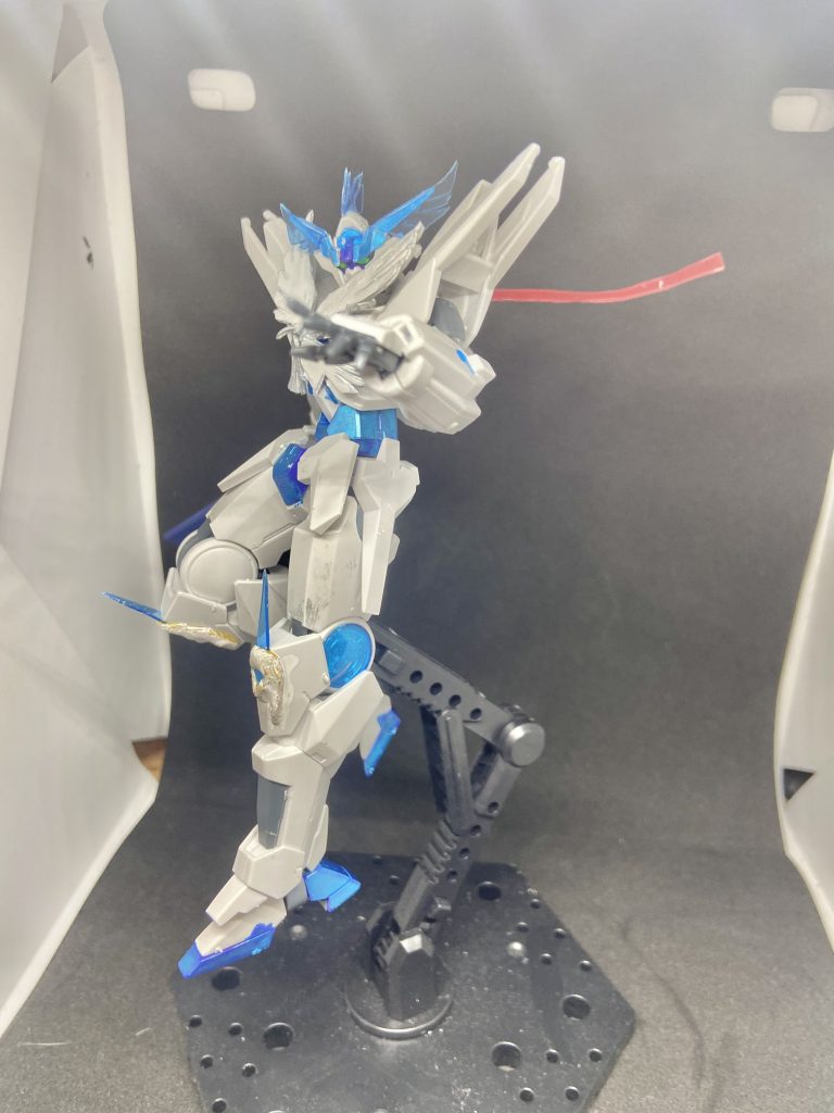 後ろはこんな感じになっています、赤いパーツもプラプレートを塗装してピンバイスで穴を開けて差し込んでいます。