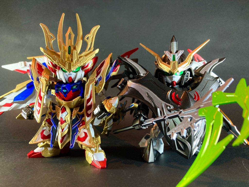 ~~~~~~~~~~~~SD三国創傑伝、徐晃ガンダムデスサイズのオリジナル強化形態を製作しました。デスサイズといえば死神モチーフの厨二心にバチバチに刺さる最高峰デザインから『新機動戦記ガンダムW Endless Waltz』登場MSの中でもウイングガンダムゼロに並ぶ大人気機体という印象が強いですが、創傑伝ではギ・エリアの元山賊衆の徐晃の演者として登場しました。徐晃将軍は、元ネタの三国志特に正史においては徹底的な情報収集と諜報戦に長け、敵の意表を突く奇襲戦術の武功も目立つ曹魏五大将軍の一柱で、あまり華々しい活躍のイメージは無いかもしれませんが長年魏軍の第一線で堅実に戦い続けて敗戦知らず、襄樊戦役では実質的に軍神・関羽を討ち破るなど、かなりの実力派の名将軍です。そんな徐晃かつデスサイズという最高に胸熱い組み合わせのキャラクターだったのですが、創傑伝アニメ本編では全10話×15分という尺の都合からか台詞無しでちょっとだけ画面に映ったくらいの登場となってしまいました(※SDWヒーローズには未登場)。個人的に徐晃将軍は三国志最推しで、キットも1度だけ説明書通りに作って以来触れていなかったので、今回新たにパワーアップ形態という事で改めて徐晃デスサイズを製作してみました。
