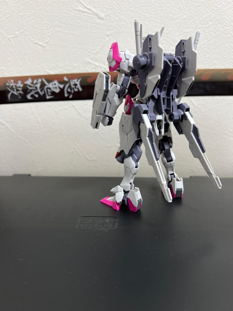 後ろ。全体的にスミ入れは上手く出来ませんでした…ごく一部を除き、タミヤのスミ入れブラックを使いました。次はエアリアルの予定。