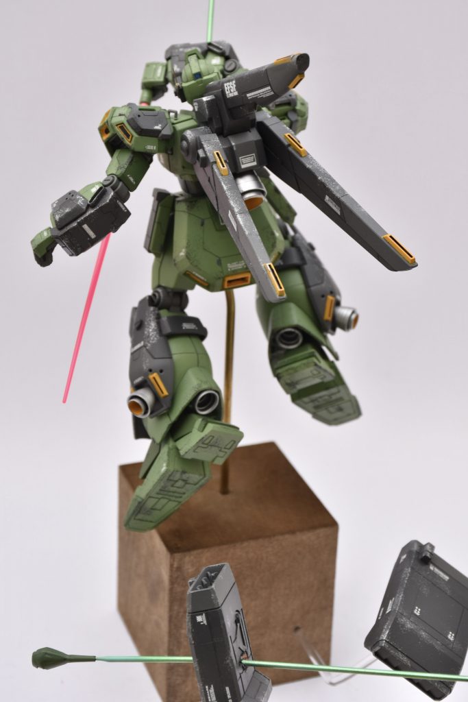 リアショットではパージしたミサイルポッドが撃ち抜かれている表現を行いました。