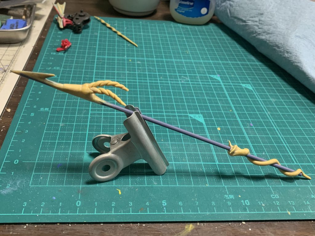 槍はランナーを軸にパテ盛り