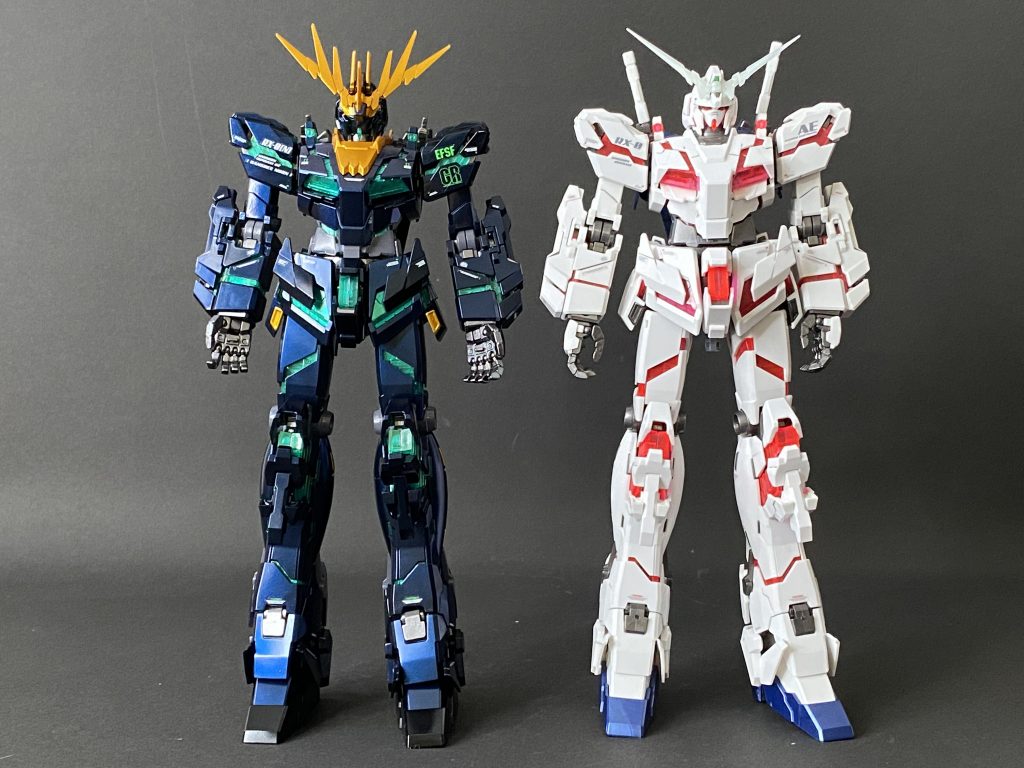 昔購入した素組のユニコーンガンダムと並べてみました。足の付け根が上からの方から始まってるのがわかるかな?