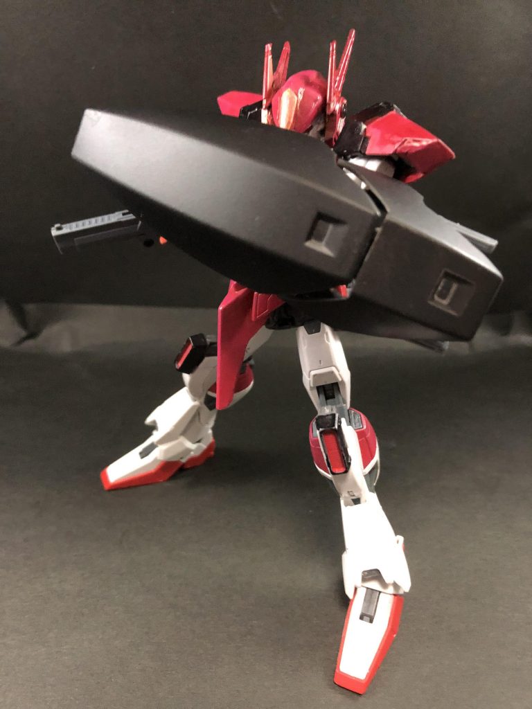 シールド。ジャンク品から作成しました。こちらはスプレー塗装してみました。裏側にはハードポイントがあり、武装をマウントできるようになっています。