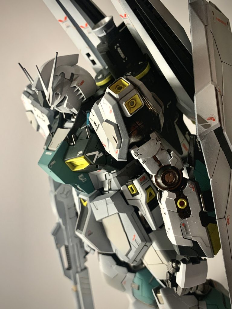 側面アップ。細かい所まで塗り分けた甲斐がありました。マニュピレーターもプライマーを吹いてから塗装し、何とか割れませんでした。