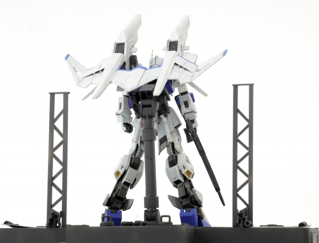 背面写真フライトユニットはプラ板からのフルスクラッチ。微妙な角度付けや曲面など、これまでやってこなかった作業が盛りだくさんで常に唸ってました( ˙꒳​˙ ：)