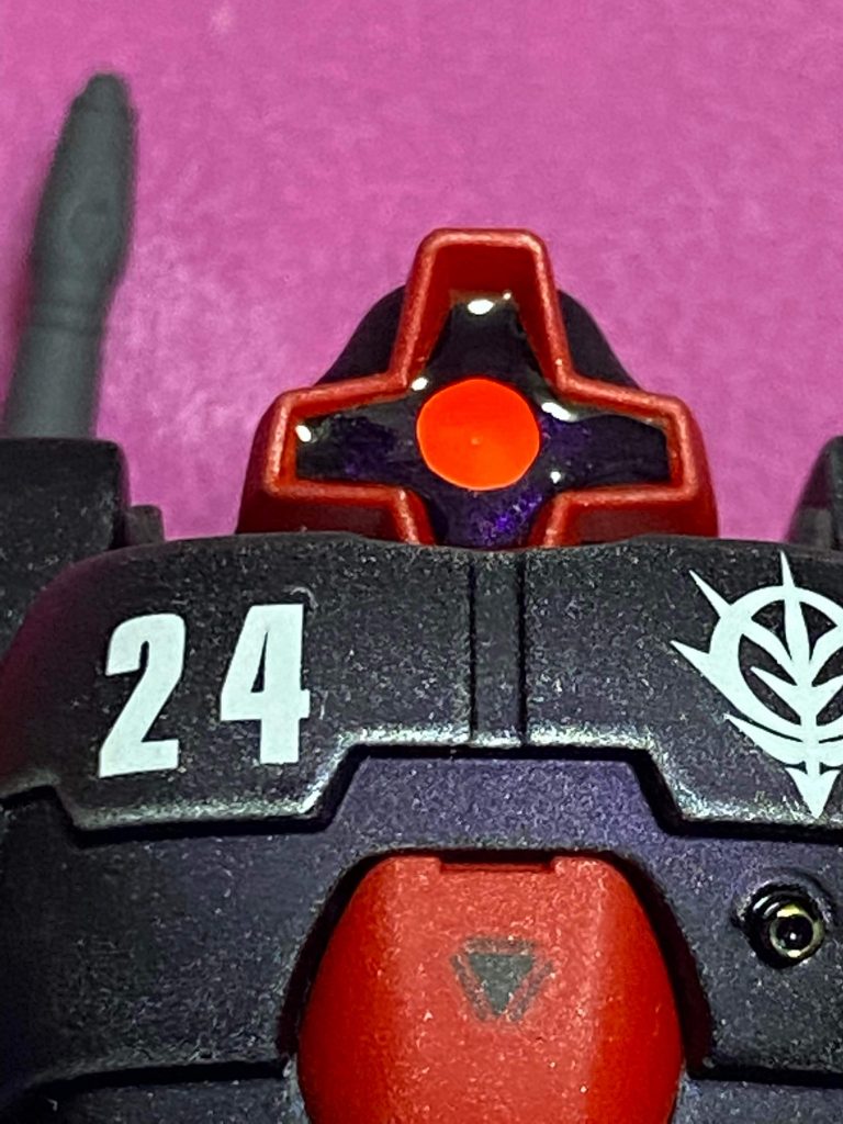 カメラアイ部分は透明のレジンで固めてレンズ感をだしました