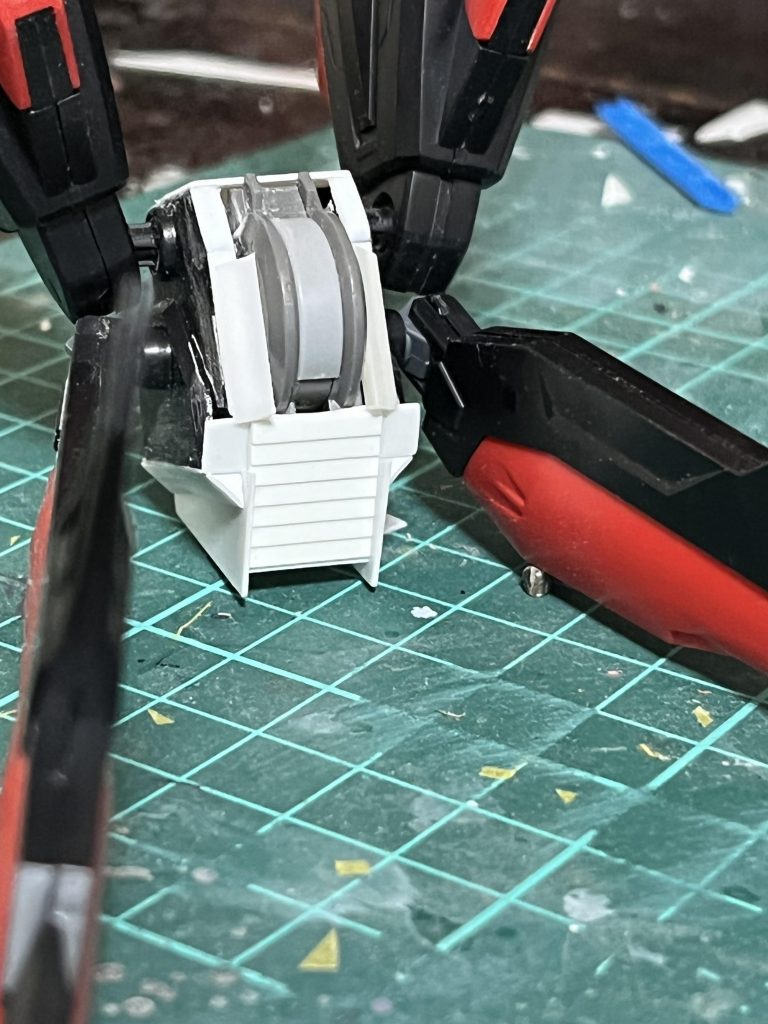 背面のエールストライカーです、中央部をカットした後プラ板にて幅を合わせ各部スクラッチにてスラスターなどを追加しました