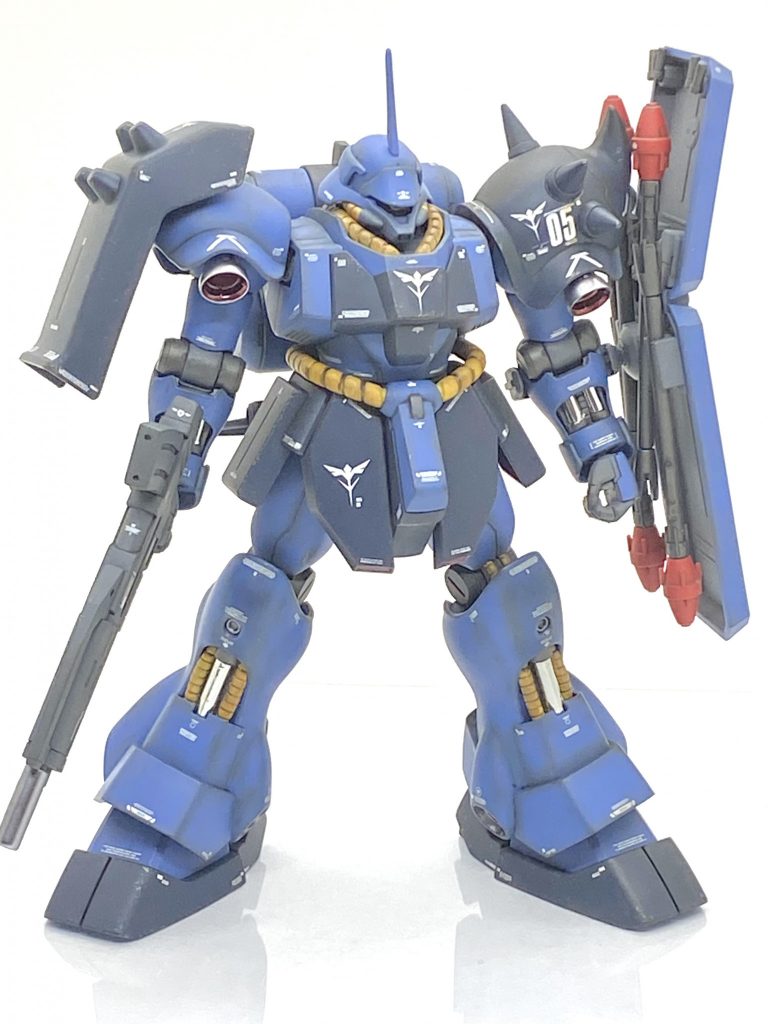 実は・・・角が曲がって白化してしまっていて、部品請求も何年かはすべて品切れの状態でしたが今年の始めの再販の時に部品も補充されたみたいでその時に頼んだので待った甲斐がありました。ですが・・・作っている最中に今度は腰のビームサーベルをマウントするパーツを無くしてしまい、請求しようとしてもまたしても品切れになっていました。パテで作ろうか?と考えたのですが前に買ったフロンタル専用機は腰にシュツルム・ファウストがマウント可能なラッチが新規パーツで付いてますから、ビームサーベルをマウントするパーツは余剰扱いでグレーに塗装してそちらを使い事なきを得ました。同じプラモで二回も部品を無くしたり駄目にしたのは初めてです(汗)。