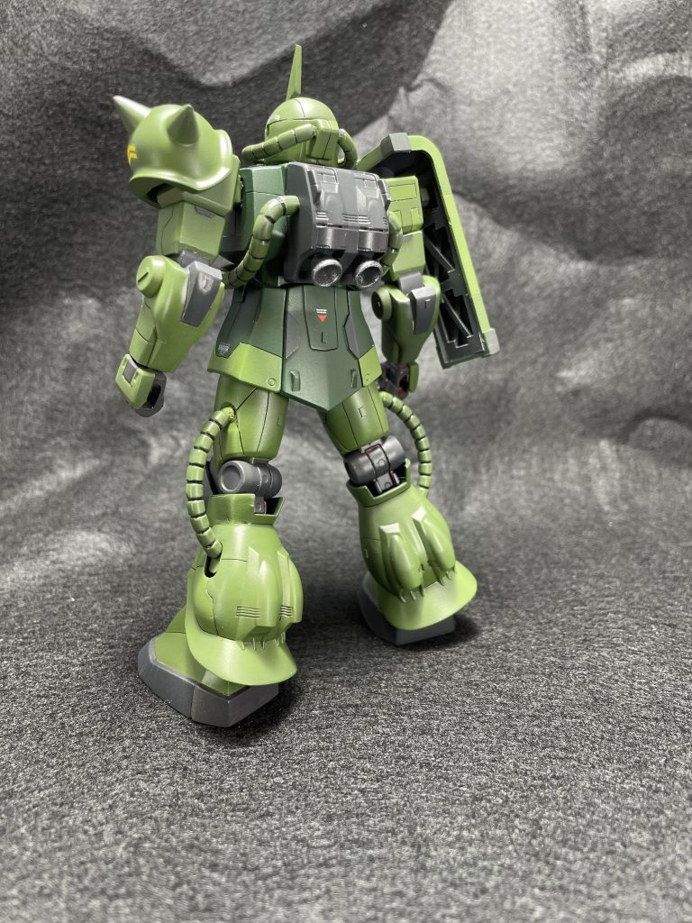 カラーリングはかなり暗めにしました08小隊のザクカラーを意識しました。手足の緑を2色つくりパネルで塗り分けして情報量増やしました。