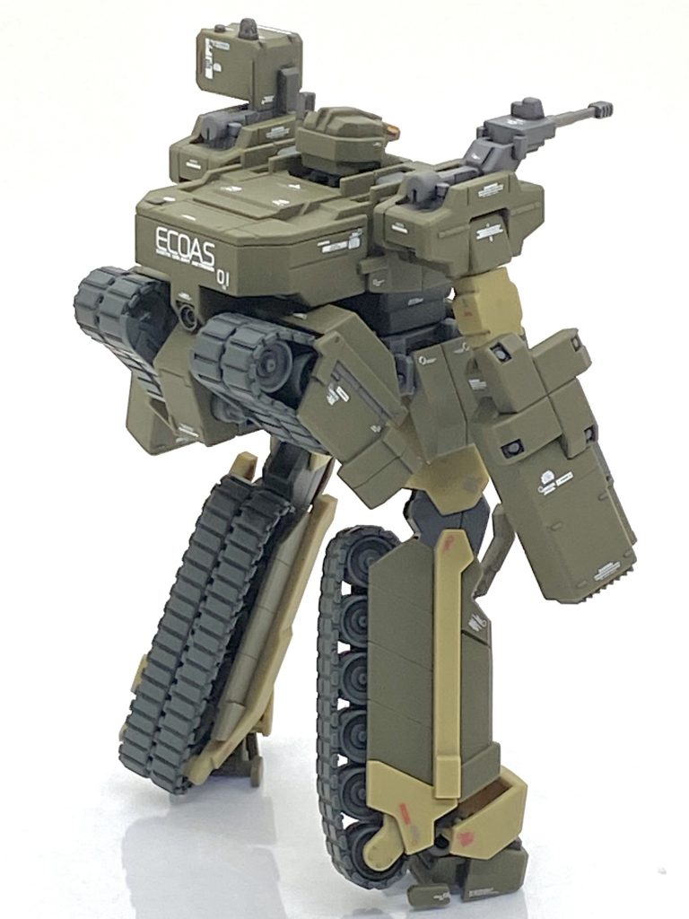 昔は第二次世界大戦時の戦車のプラモをよく作っていて、タイガーやシャーマン、4号戦車、T-34などの有名どころは全て作りました。なので履帯は焼鉄色、転輪は別の色で塗りたかったのですが・・・履帯と転輪が一体成型で塗り分けが非常に大変な為に諦めました。説明書見ますと履帯の指定色がRLM74 ダークグレーと記載してあったのですが・・・ラッカー、水性共にそんな色は無く(汗)、RLM74 グレーグリーンしかなかったのでそれにしました。履帯に色を吹き、墨入れしますと情報量が増えて転輪を塗り分けなくても見れる様になりました。