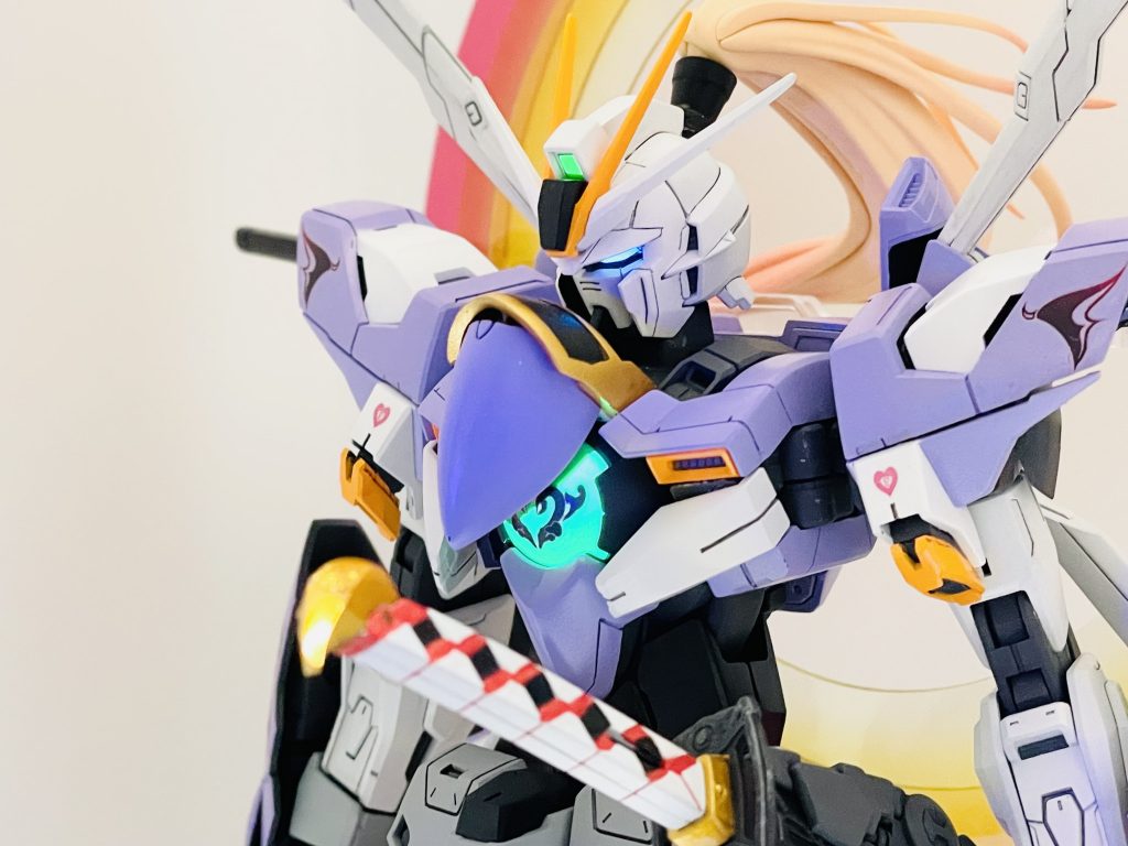 カメラアイ他、パワーを貯めるっぽい部分は蛍光色で塗装につき、ブラックライトで光ります。