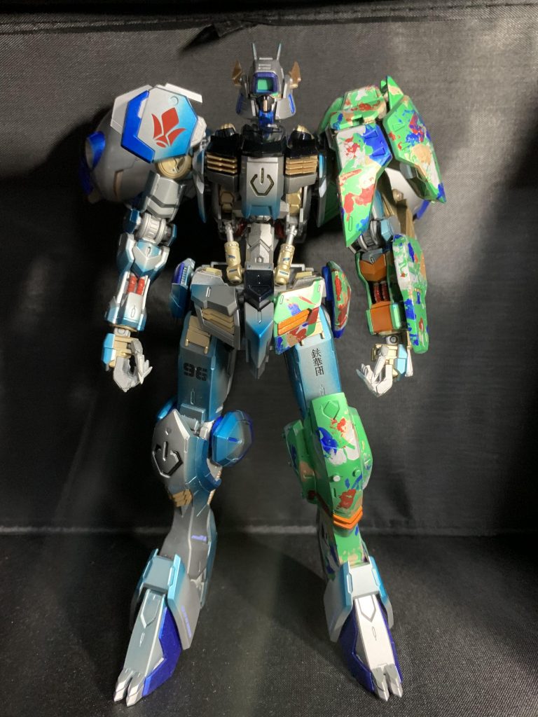 今回の製作なんですが…本体はバルバトスを使用し所々グシオンリベイクのパーツと拡張パーツセットのハーフでいびつな感じにしました。