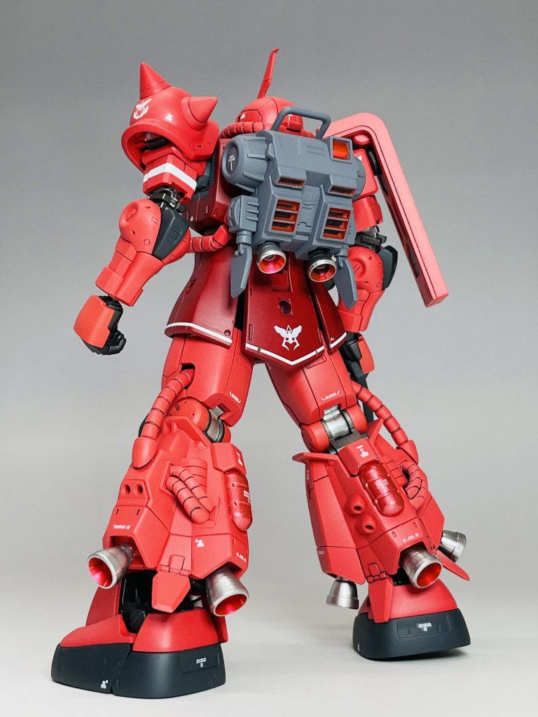 バックパックも設定に近いカラーとしました。全身赤いので、ふくらはぎのカートリッジ型燃料タンクは、メタリックにしてアクセントとしました。