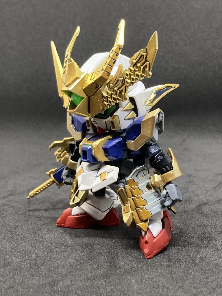 鞘や角は分かりにくいのですがヒートロッドや仮面を切り出して武者兜っぽさをだしてます腕の袖にはあえて逆付けをして前腕部の大きさを増してみました