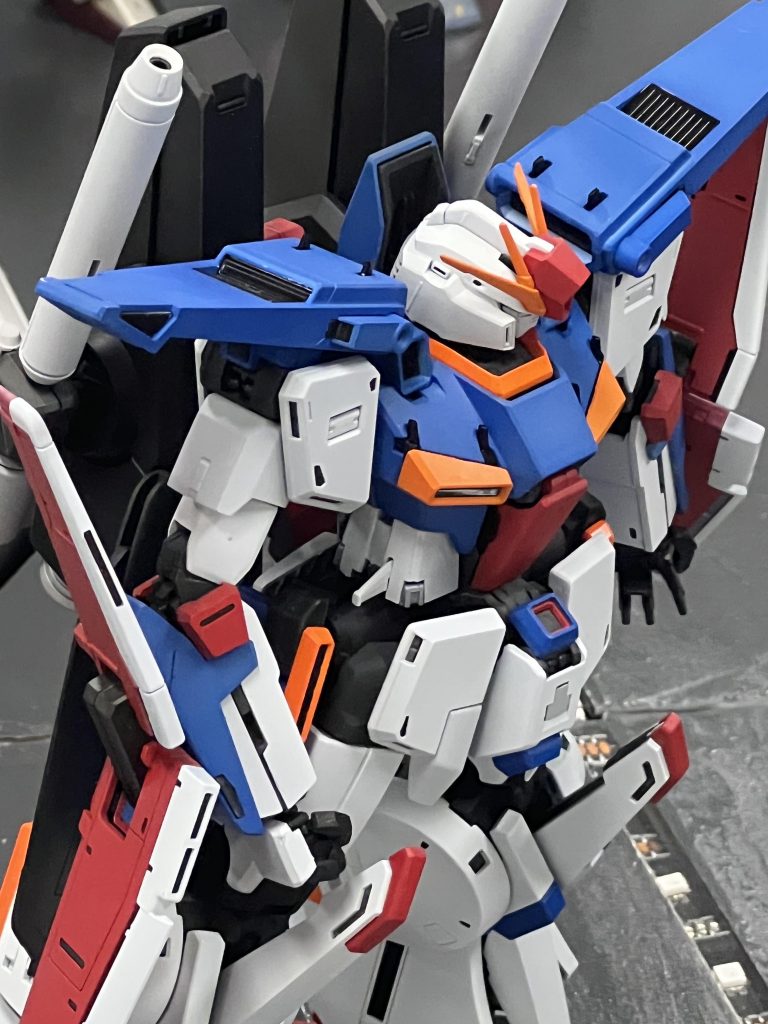 色んな方がされている、シールドを、ファーストガンダムに寄せる配色に。内部のダクトなどは、プリズムブルーブラックに蛍光ブルー。黄色はオレンジに、若干キャラクターイエローを混ぜてます。ZブルーとMSレッドです。