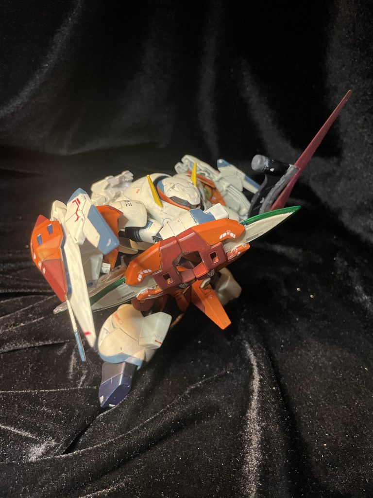 オーライザーに懸架されたGNシールドは、連結して両腕に取り付けることができます。ただし、シールド背面の処理が無茶苦茶に雑なので、見られたくはないポイントその①です。