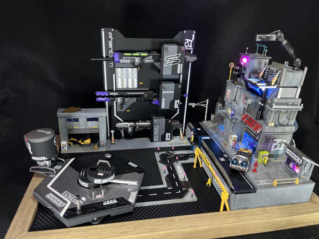 今回のジオラマ全景です。サイバーパンクな街としてイメージしたのはなんとなくFF7の世界観、魔晄エネルギーで動いてる世界でした。現代っぽいものもありながら、それがロストテクノロジーになりつつあるような世界を目指しました。 