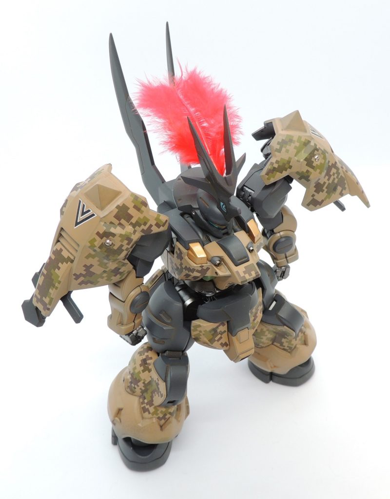 迷彩以外の部分は濃いグレーとしました。胸部バルカン砲は金属製パーツに置換えています。