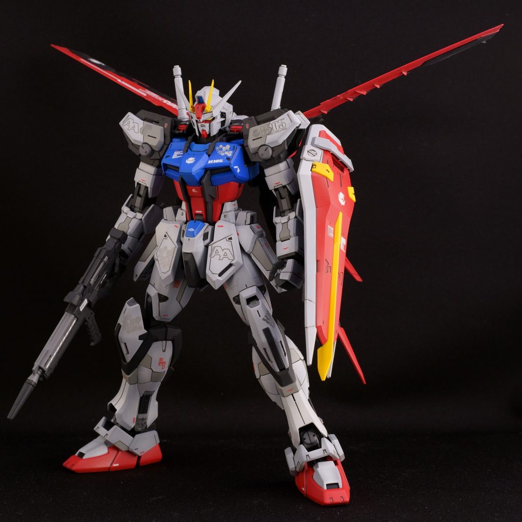 主な改修箇所は肩とヒザの部分です。肩はスラスターを切り飛ばして整形ヒザアーマーは設定画を参考に形状修正しました。