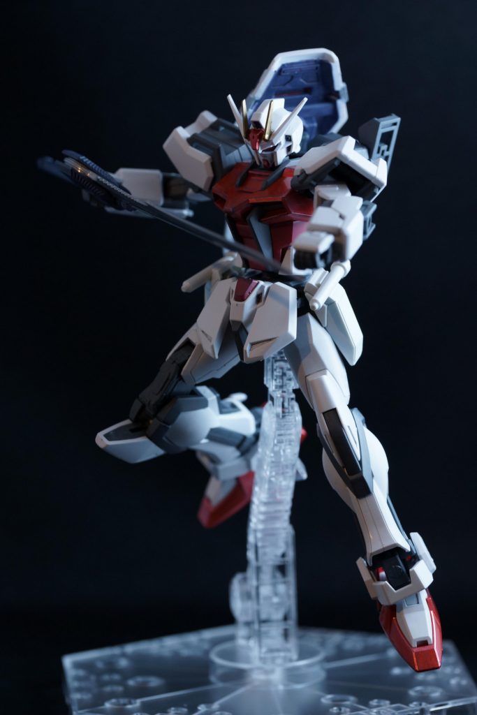 EGはそこそこ動くのでこんなポーズも取れます。グランドスラムストライカーのジョイントは可動するので、シールドの位置は結構自由に動かせます。