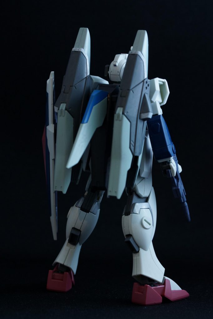 バックパックとして装備するブレイズウィザードストライカー。回収したブレイズザクウォーリアから取り外したブレイズウィザードをストライカーパックとして改造したものである。本装備名称が単にブレイズストライカーではない理由は上層部へのアピールの側面が大きいが、一方で改造を担当したモルゲンレーテ社のメカニックチームからは不評だったようである。