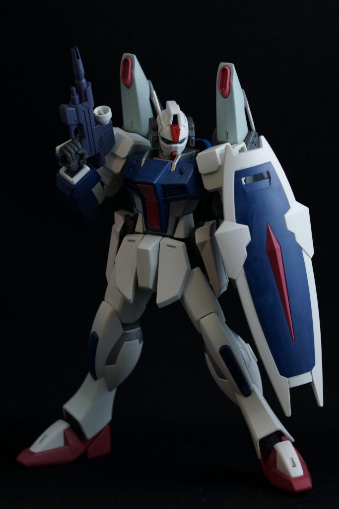 M703k ビームカービン はダガーLの量産性を考慮しての標準装備であったが、その取り回しの良さは機動性の向上した本機においても十分な集弾性を発揮した。