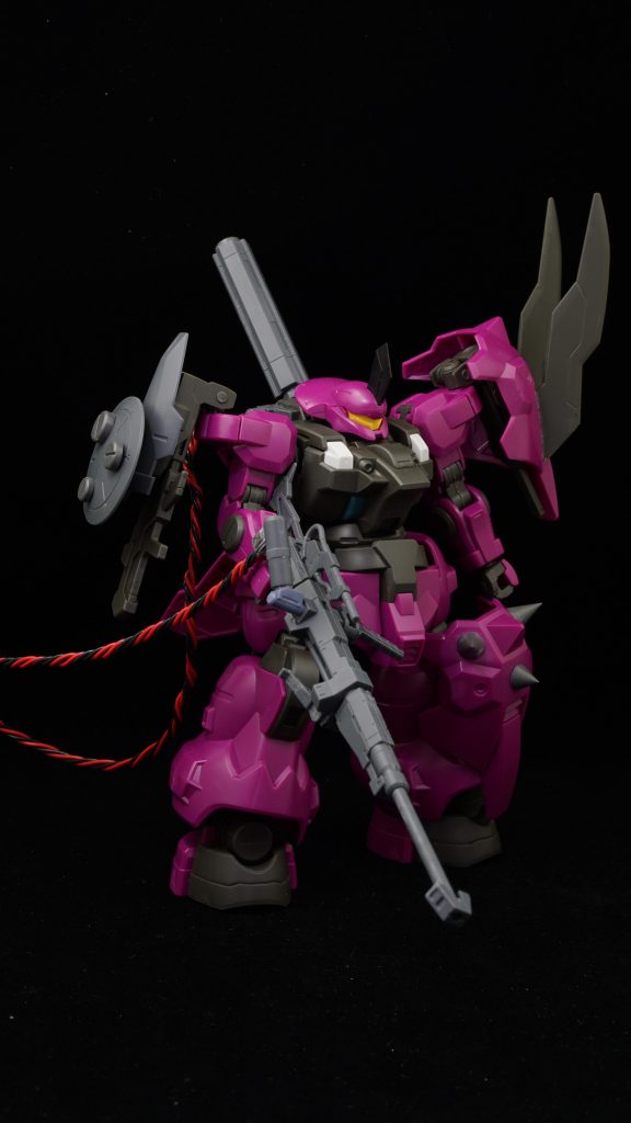 基本的にディランザ量産機を意識しつつ角を変更し、ショルダー装甲を片側に寄せたり、後ろについてたとがったやつを右肩のようにつけたりとお好みで動かせれるようにしてます。（出来上がってるのは前足についてますが、図のように肩にも付け替え可）