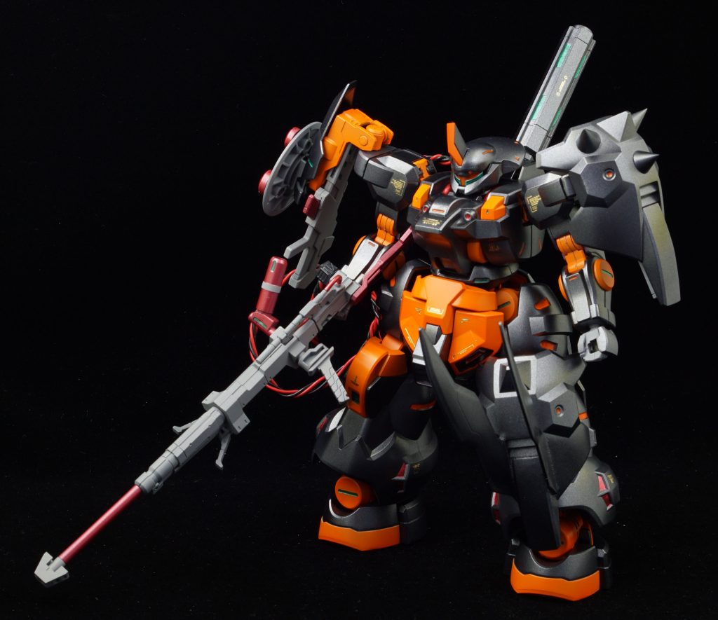 前面塗装は蛍光オレンジとＧＸメタルブラック、レッドと武器類はサフグレー、細かいところにメタルグリーンを使用。デカールは箔押し金を使用し良い感じにまとめてます。