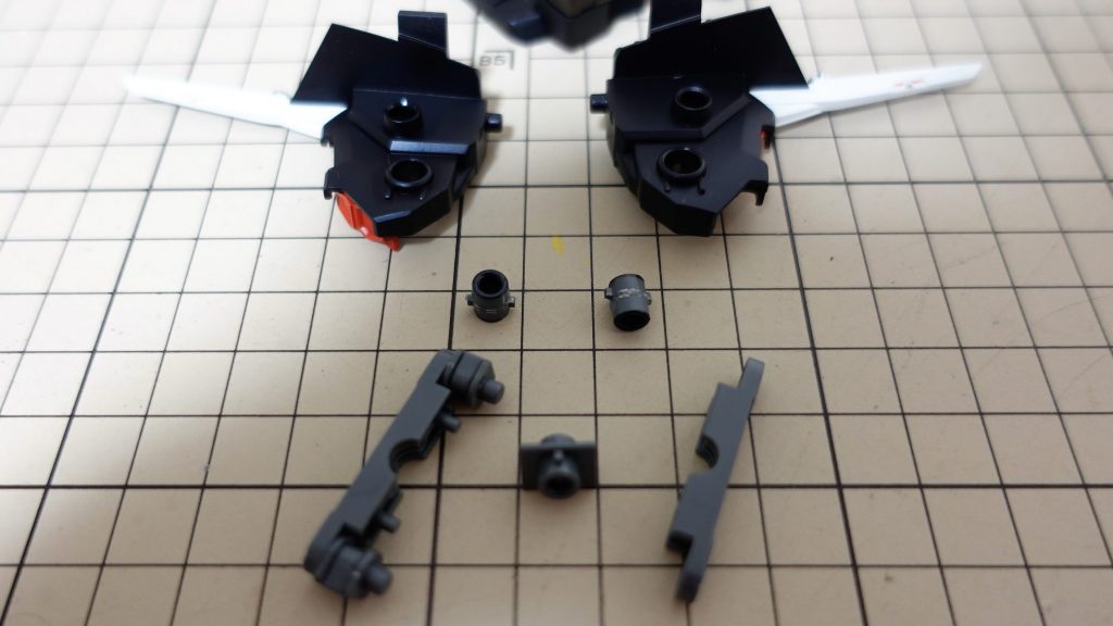 作成時の写真　その4バックパック側の穴にはアームアームズジョイントのアーム類（小中大の3つの長さがある可動ジョイント）の中央に入っているパーツを加工して内側から仕込んでいます。 作成時には妥協や失敗もたくさんありましたがその分愛着と思い出の詰まった自分だけのプラモになったと思います。作って良かった！最後まで閲覧ありがとうございました。