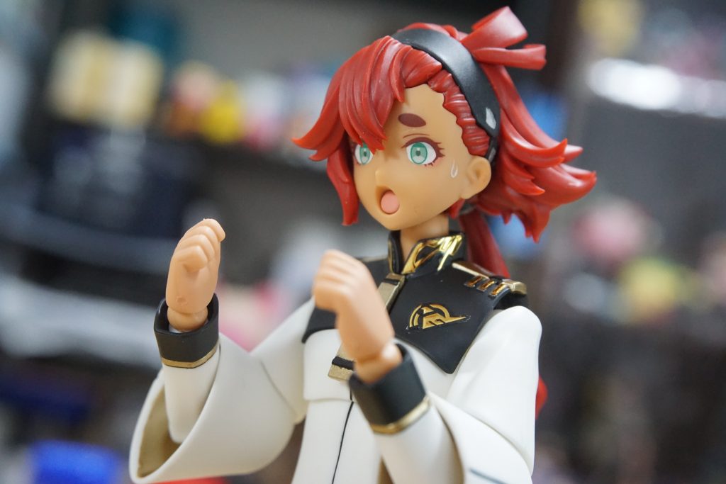 焦り顔のスレッタ劇中だとこんな顔のイメージが強いですね。眉部分を切り取ってハの字にしました。汗のエフェクトは別のプラモについてた水転写デカールを流用。可愛く仕上がってくれました。