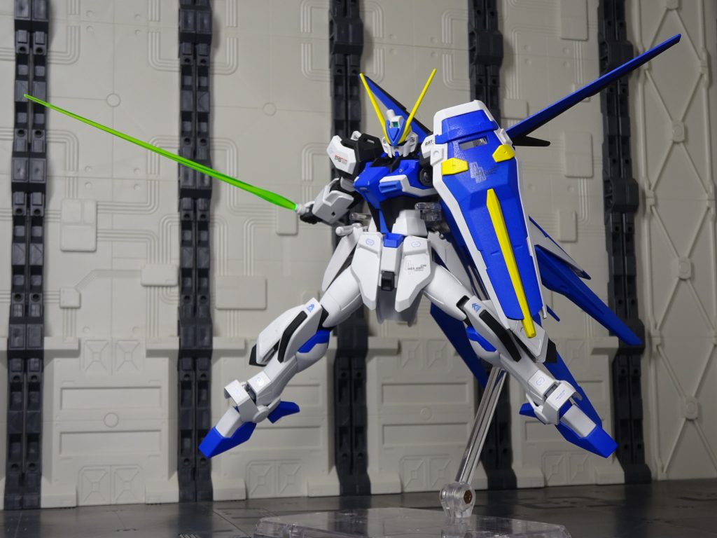 腰のクスフィアスはウィンダムのものと換装可能で状況に応じて装備変更ができます