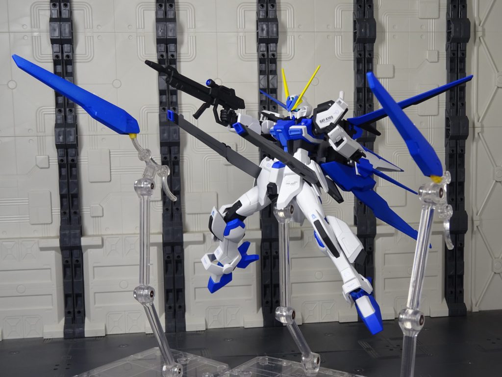 ドラグーンは２機装備、展開するとスラスターが解放され機動力があがります（殴