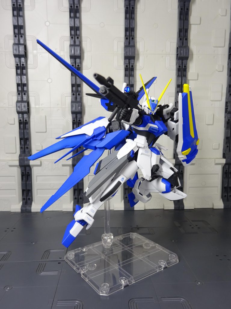 バックパックはエールストライカーをベースにアメイジングエクシアのバックパックとドラグーンを追加したガルダストライカーになります